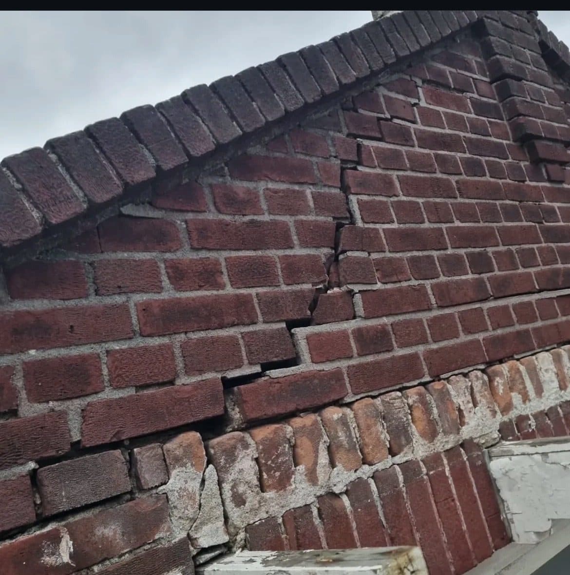 Detail van een scheur in het metselwerk
