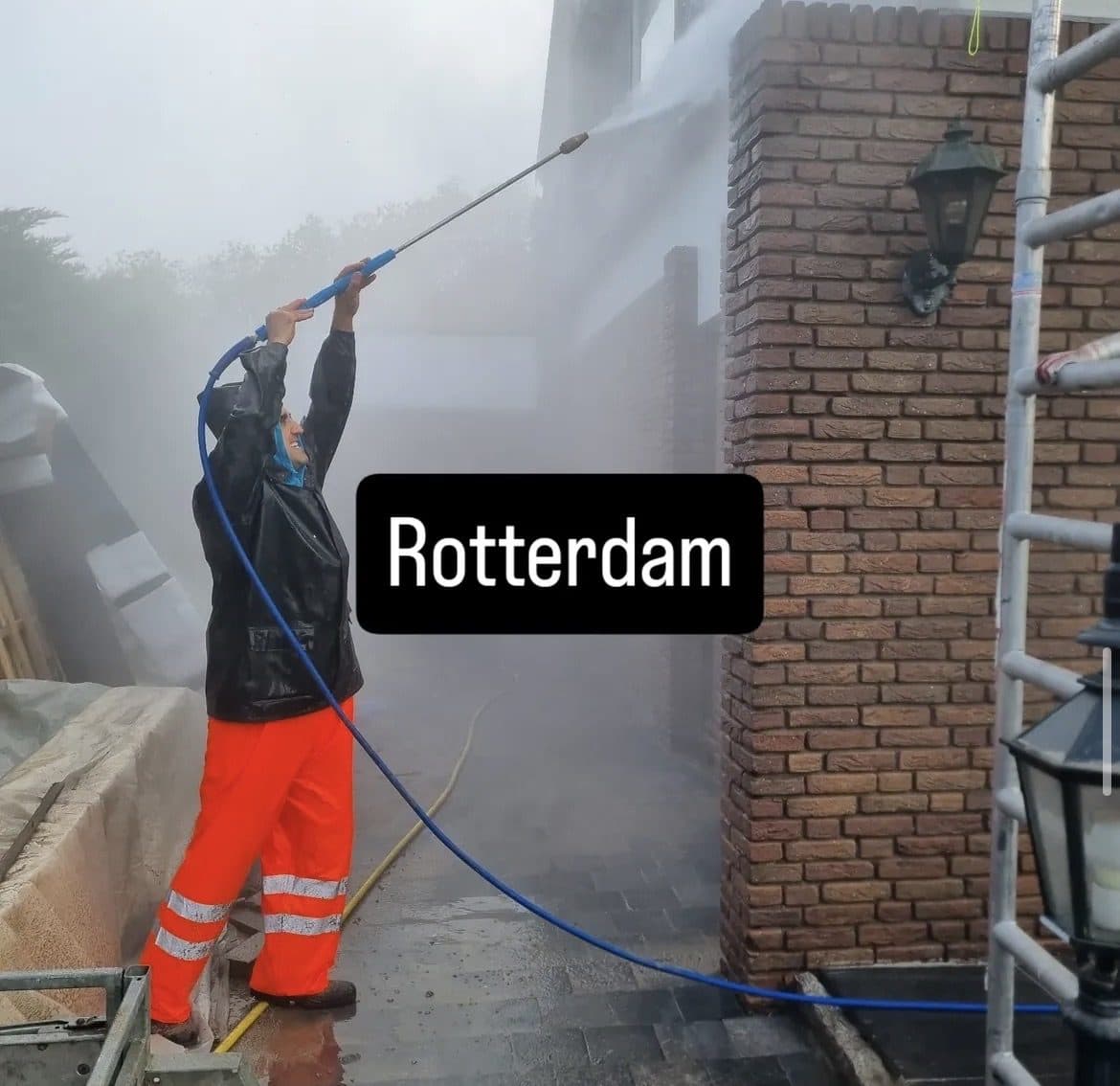 Medewerker van A.D. Gevelwerken reinigt een gevelhoek op locatie in Rotterdam