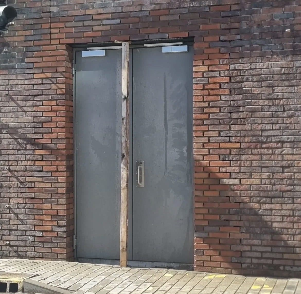 Een derde, dubbele deuropening in dezelfde gevel