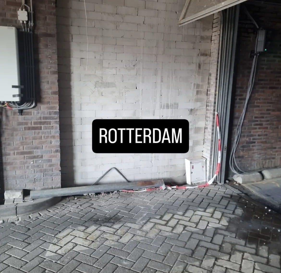 Een nog niet beklede wand in aanbouw, voorafgaand aan het metselwerk