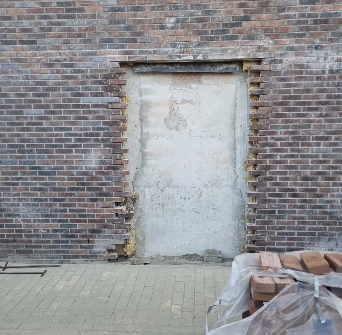 Een tweede opening in dezelfde gevel, nog in voorbereiding