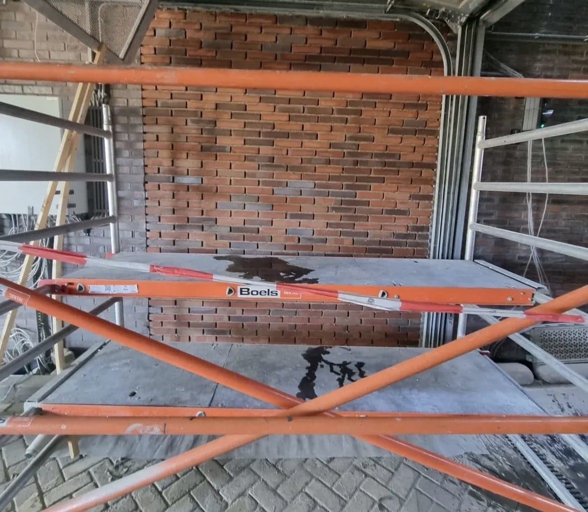 Zakelijk gevelproject van A.D. Gevelwerken in uitvoering, met steigermateriaal