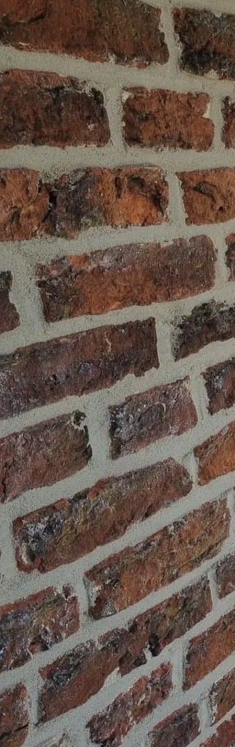 Detail van verweerd metselwerk met handvormsteen tijdens renovatiewerk, regio Utrecht