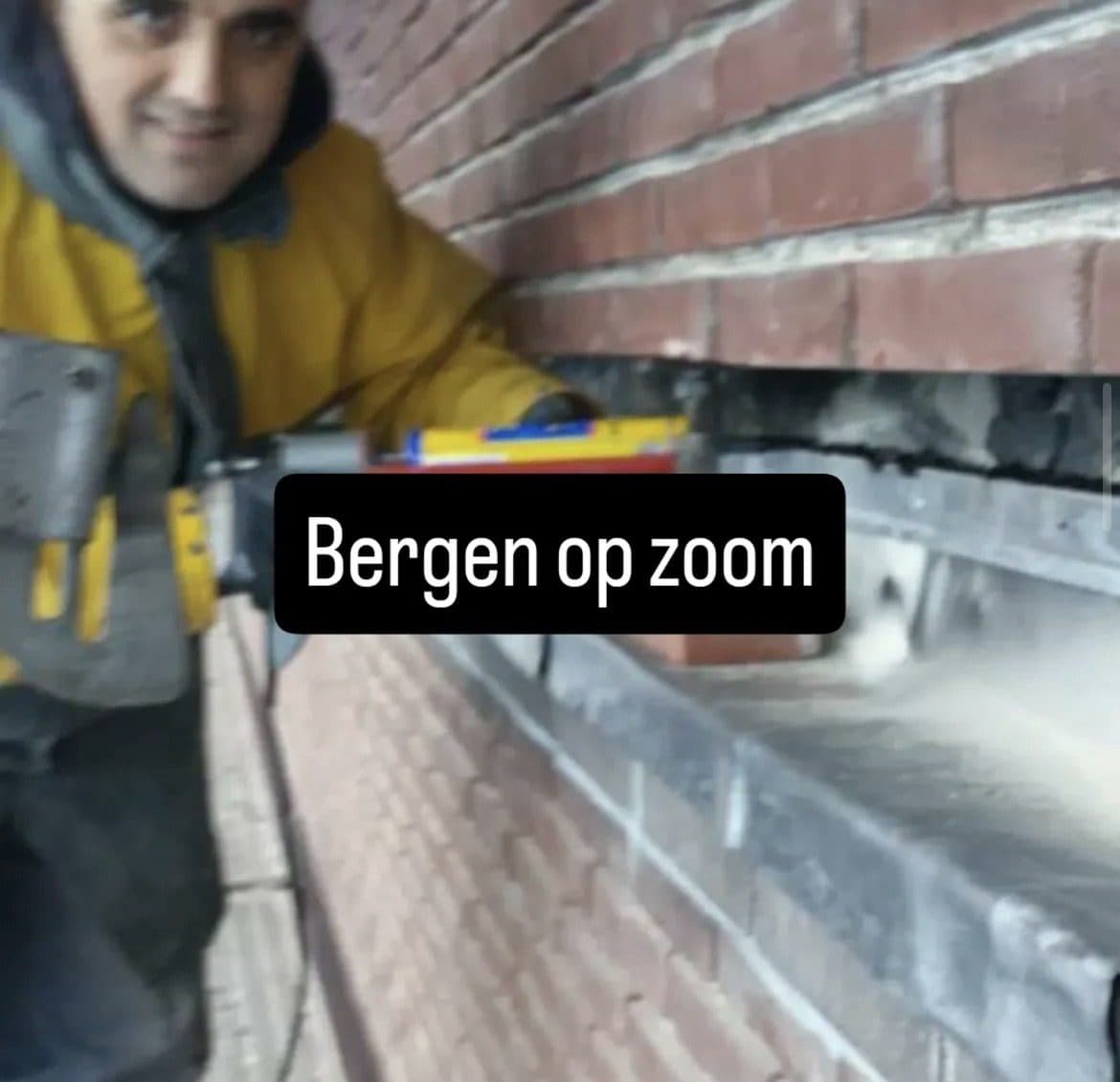 Medewerker van A.D. Gevelwerken voert uitvoerend werk uit op een zakelijk project